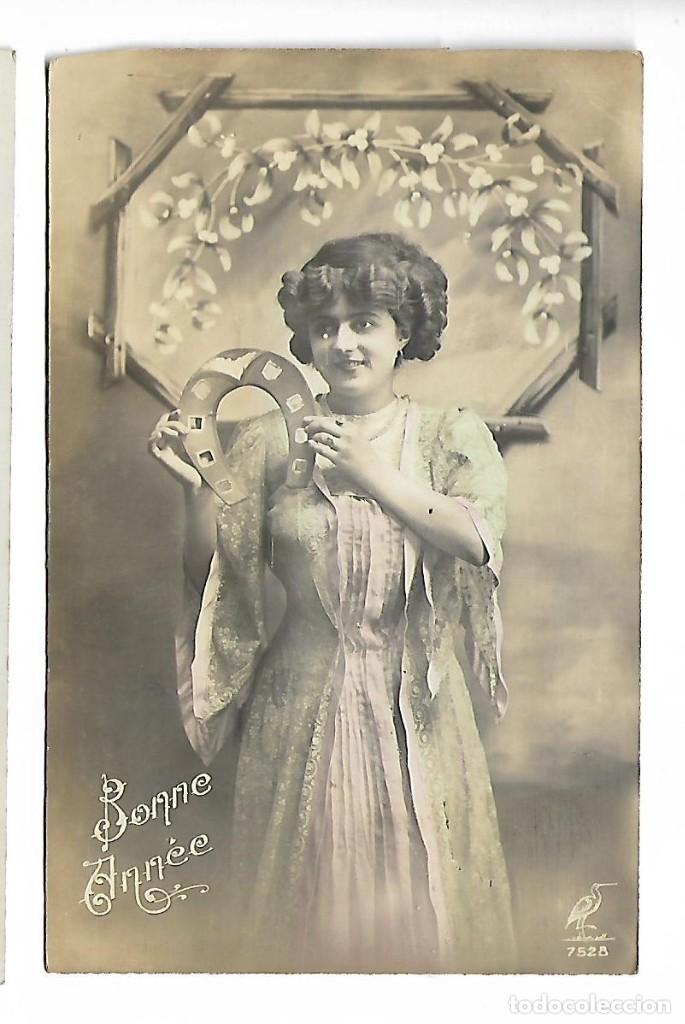 Fotografia antiga: 1R- ANTIGUA FOTO-POSTAL - UNA DAMA CON UNA HERRADURA- ROMANTICA - ESCRITA