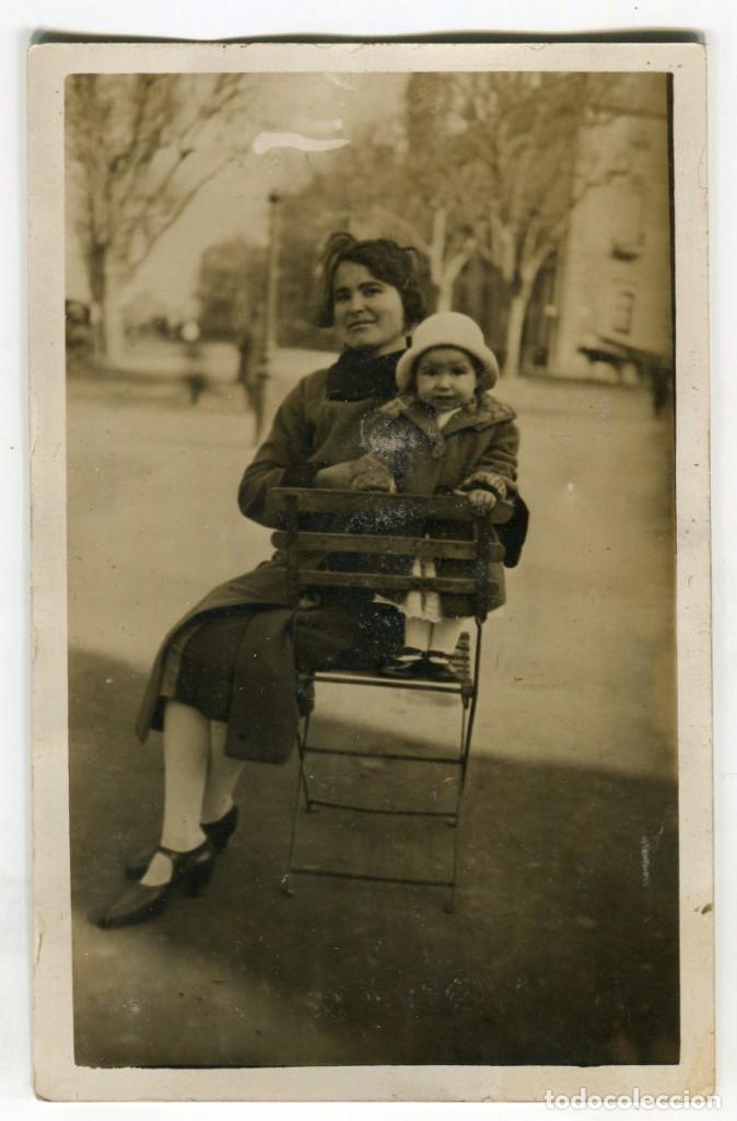 Alte Fotografie: ANTIGUA FOTOGRAFIA DE MUJER CON NI&Ntilde;A TARJETA POSTAL UNION UNIVERSAL DE CORREOS 14 X 9 CM VER REVERSO
