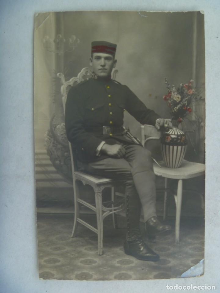 Fotografia antiga: FOTO DE ESTUDIO DE MILITAR RGTO INFANTERIA N&ordm; 76 CON GORRO PANADERO. PRNCIPIOS DE SIGLO. CON COLOR