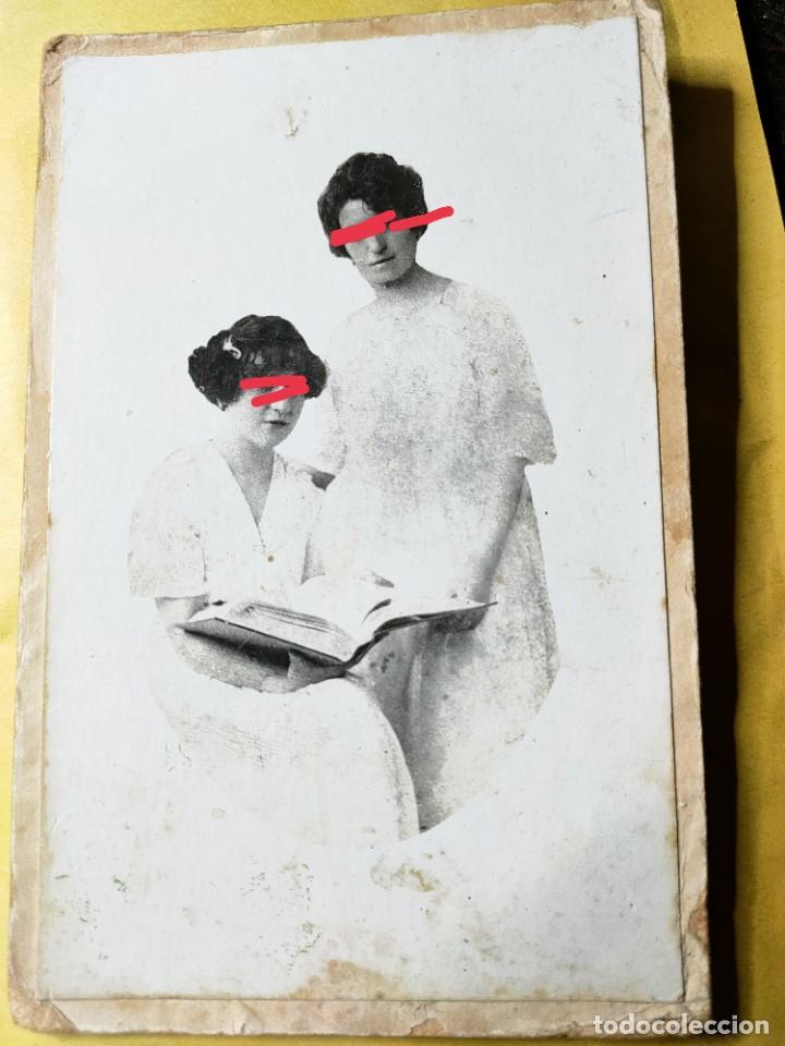 Alte Fotografie: Antigua fotograf&iacute;a postal se&ntilde;oritas con &aacute;lbum.