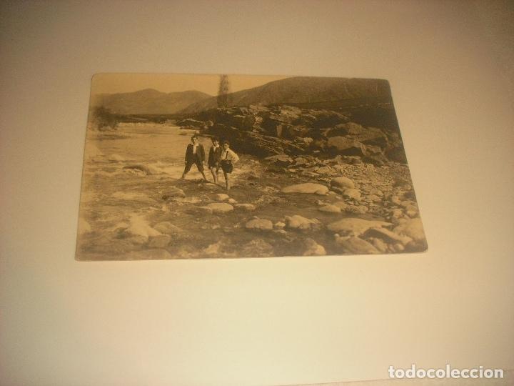Alte Fotografie: ANTIGUA FOTO DE TRES NI&Ntilde;OS EN UN RIO. TARJETA POSTAL