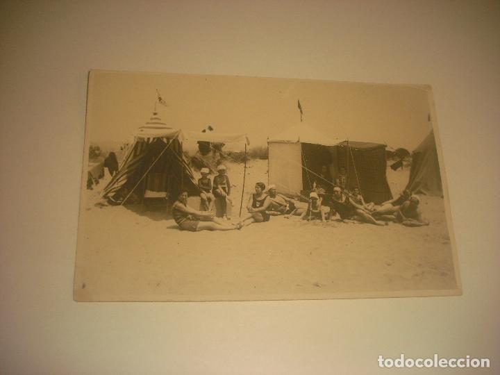 Fotografia antica: ANTIGUA FOTO DE BA&Ntilde;ISTAS EN LA PLAYA . TARJETA POSTAL
