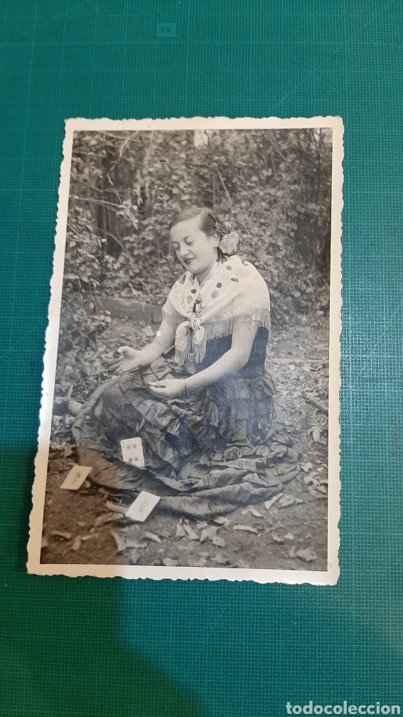 Alte Fotografie: MUJER CON CATAS BARAJA ESPA&Ntilde;OLA COLECCIONISMO COLISEVM ANTIG&Uuml;EDADES TODO EN PAPEL ANTIGUO LIBRERIA