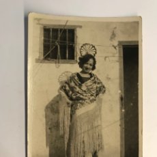 Fotografía antigua: VALENCIA FOTOGRAFÍA ANÓNIMA.JOVEN Y SONRIENTE VALENCIANA CON TEJA Y MANTÓN DE MANILA (H.1920?)