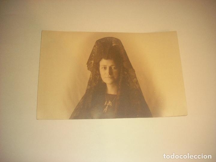 Fotografia antica: ANTIGUA FOTO / POSTAL DE MUJER CON PEINETA Y MANTILLA. ESCRITA.