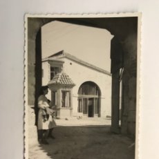 Fotografía antigua: BURJASOT (VALENCIA) FOTOGRAFÍA SEÑORITA EN LA PLAZA DE LOS SILOS (OCTUBRE DE 1940)