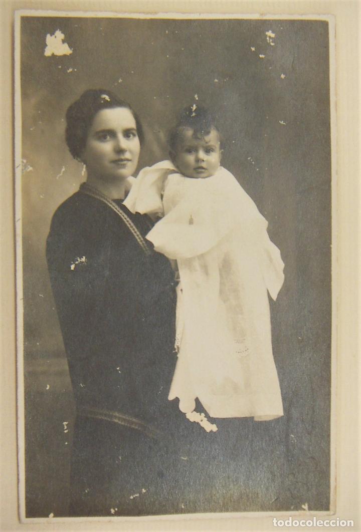 Fotograf&iacute;a antigua: Vieja foto Postal de una madre y su hija Foto V. Talens Bas Jativa