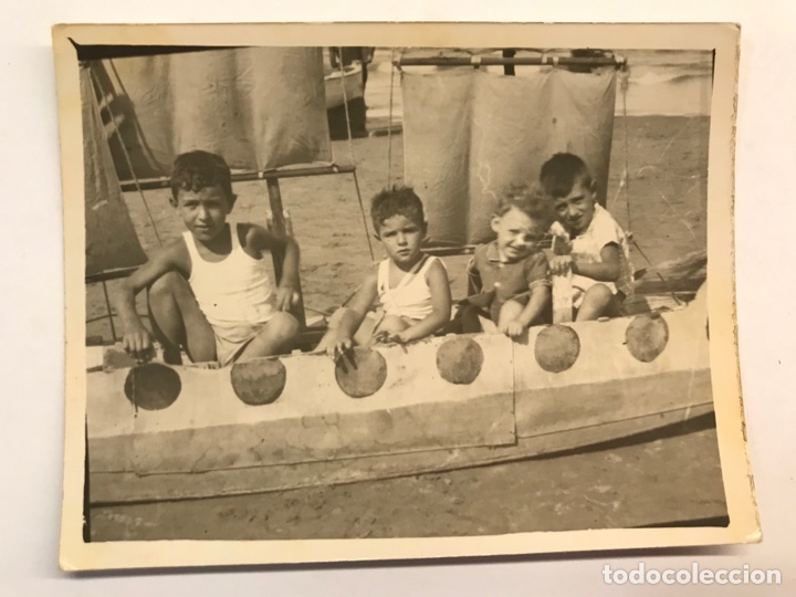 Fotografia antiga: MINUTEROS. Fotografos de Calle. Decorado de Feria en la Playa, remando a toda vela (h.1950?)