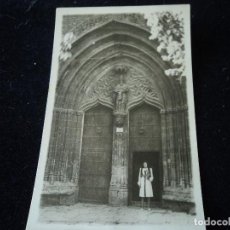 Fotografía antigua: FOTO- POSTAL DE ALCARAZ, ALBACETE. PORTADA DE LA IGLESIA DE LA TRINIDAD. ESCRITA 1945. Lote 271593738