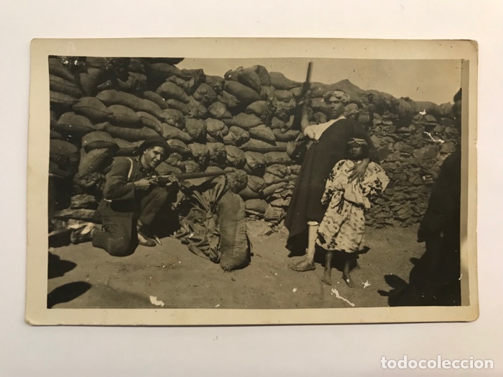 Fotografia antica: MILITAR FOTOGRAF&Iacute;A. Guerra de Africa. Soldados junto a una ni&ntilde;a (h.1920?) Med&iacute;das: 14 x 8 cm.,
