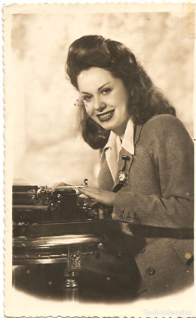 Alte Fotografie: ANTIGUA FOTO-POSTAL, JOVEN CON MAQUINA DE ESCRIBIR, SIN EDITOR, SIN CIRCULAR