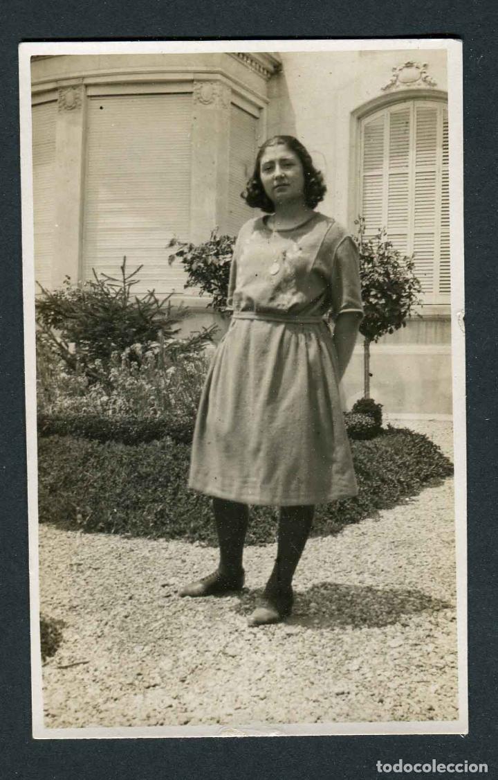 Alte Fotografie: JOVEN EN EL JARDIN. c.1925