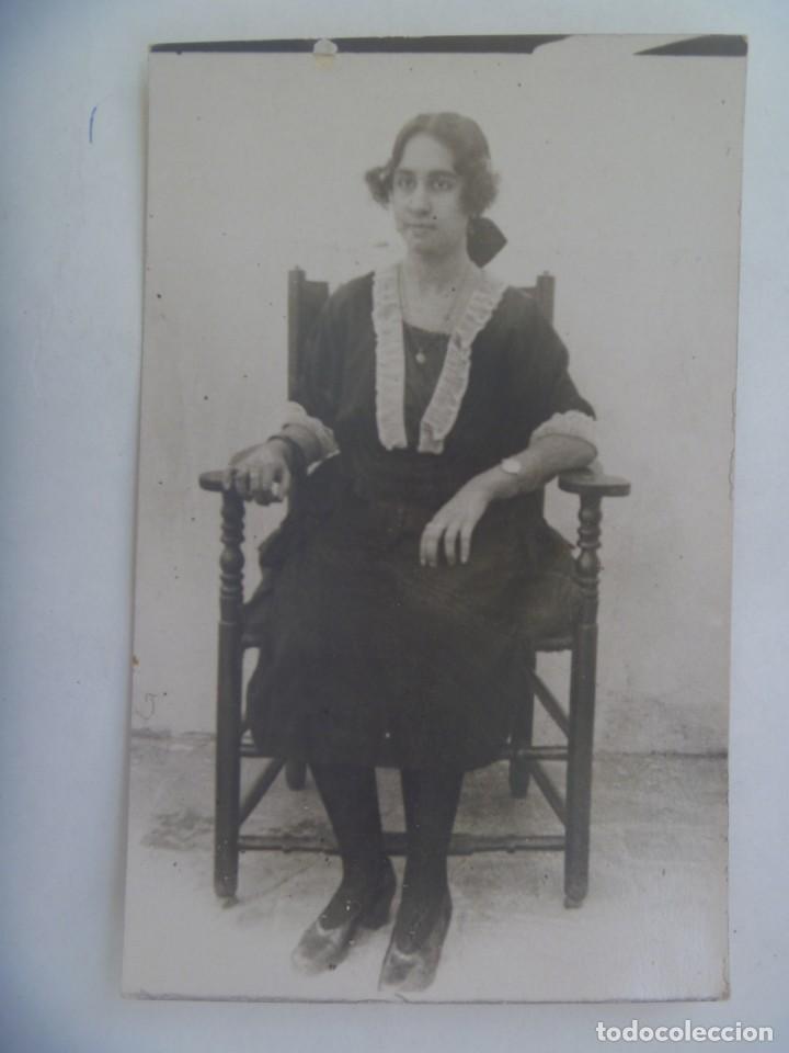 Fotografia antica: FOTO DE SE&Ntilde;ORITA SENTADA EN UN SILLON FRAILERO, PRINCIPIOS DE SIGLO