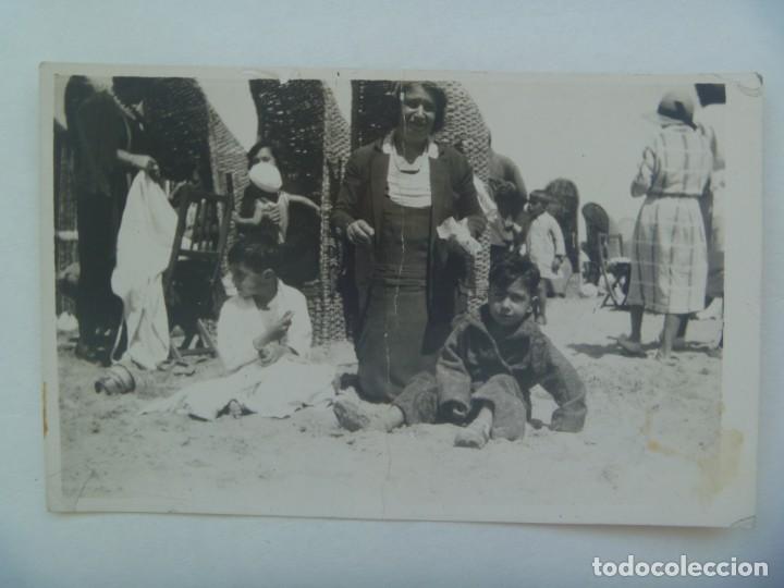 Fotografia antica: FOTO DE MUJER CON NI&Ntilde;OS EN BA&Ntilde;ADOR Y ALORNOZ EN LA PLAYA , ASIENTOS DE MIMBRE. PP. DE SIGLO