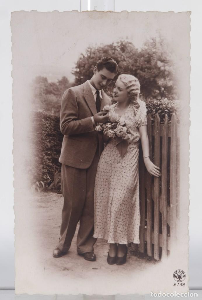 Photographie ancienne: Postal rom&aacute;ntica- Fotograf&iacute;a pareja a&ntilde;os 30 - 13,5 cm x 8,5 cm