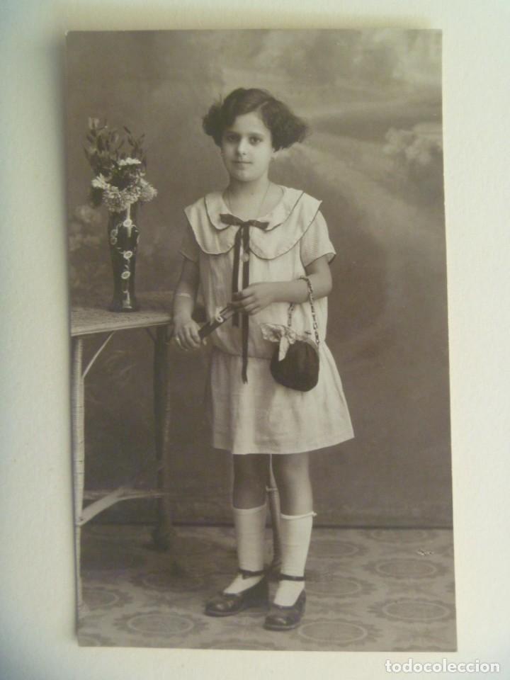 Fotografia antiga: PRECIOSA FOTO DE ESTUDIO DE NI&Ntilde;A CON ABANICO Y BOLSITO, PRINCIPIOS DE SIGLO