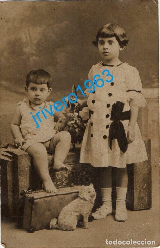 Fotografia antica: A&Ntilde;OS 20, PRECIOSA POSTAL FOTOGRAFICA DE DOS HERMANOS CON UN PERRITO, 9X14 CMS