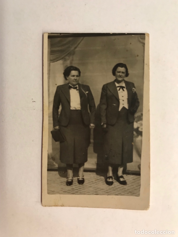 Fotograf&iacute;a antigua: MINUTEROS, fot&oacute;grafos de calle.. Se&ntilde;oras con traje&hellip; (h.1945?) Medidas: 6,5 x 4,5 cm.,
