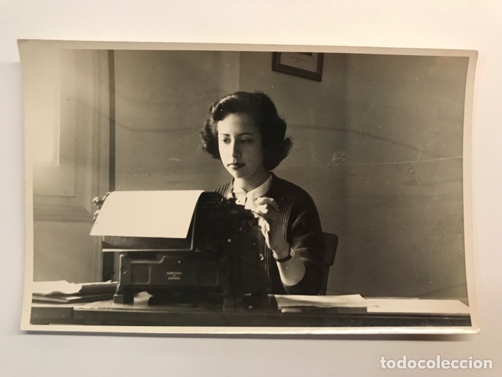 Fotografia antiga: FOTOGRAF&Iacute;A ANTIGUA, M&aacute;quina de Escribir. La edad de Oro de las Mecan&oacute;grafas&hellip;.. (h.1930?)