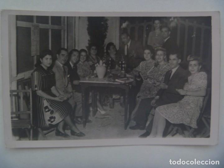 Fotograf&iacute;a antigua: MINUTERO DE FOTOGRAFO DE FERIA : AMIGOS EN LA CASETA . A&Ntilde;OS 40, BOTIJO, ETC