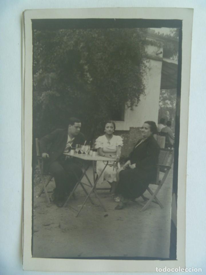 Fotograf&iacute;a antigua: MINUTERO DE FOTOGRAFO CALLEJERO DE FAMILIA EN TERRAZA DE BAR ( CITROEN DE SEVILLA ), A&Ntilde;OS 20-30