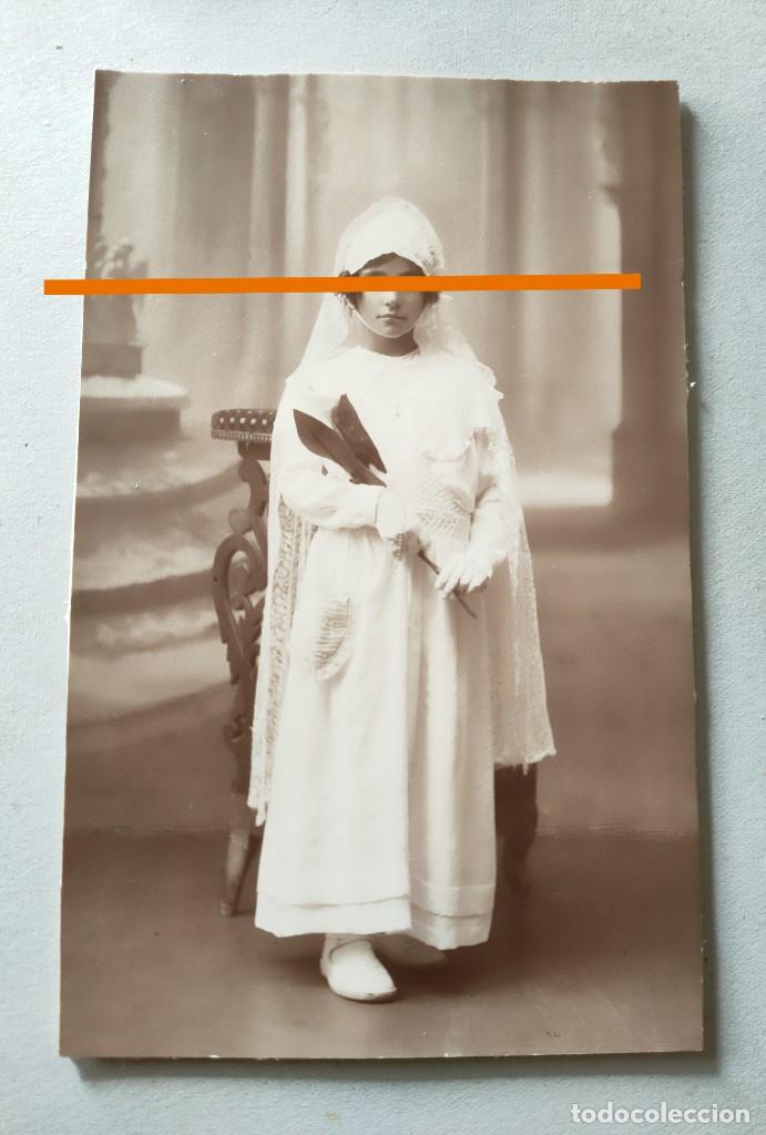 Alte Fotografie: Antigua fotograf&iacute;a postal. ni&ntilde;a de comuni&oacute;n.