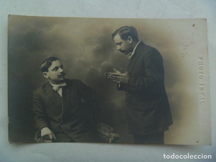 Fotografia antica: FOTO DE ESTUDIO DE SE&Ntilde;OR ELEGANTE HABLANDO CONSIGO MISMO, FOTOMONTAJE DE PP. DE SIGLO. PHOTO IDEAL
