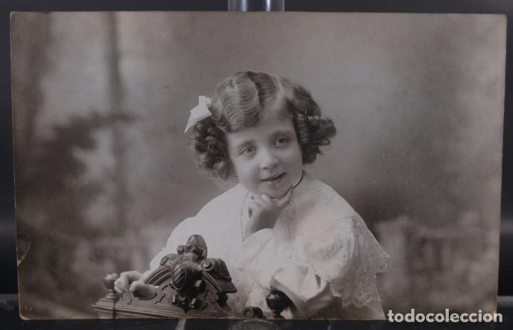 Photographie ancienne: Tarjeta Postal Bar&oacute; Ni&ntilde;a a&ntilde;os 30 - 9 cm x 14 cm