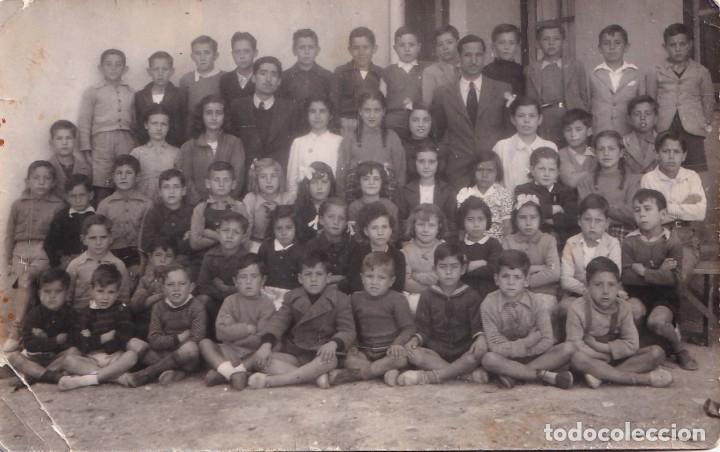 Fotografia antiga: Fotografía formato postal grupo escolar Madrid mayo de 1945