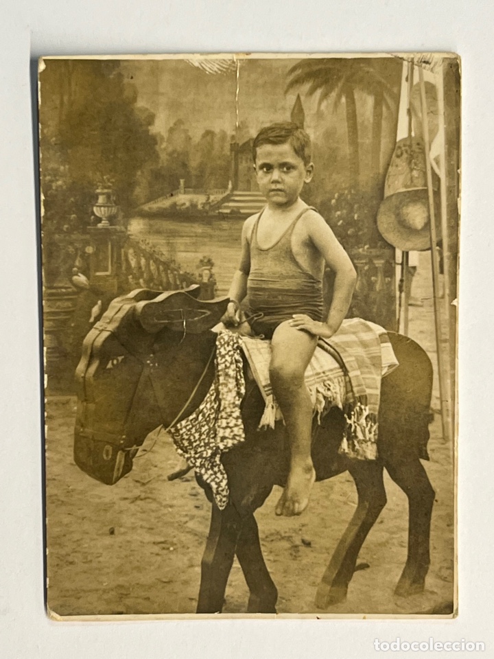 Alte Fotografie: MINUTEROS. Fotografos de calle.. decorado de Feria. Ni&ntilde;o sobre caballo de cart&oacute;n.. (h.1945?)