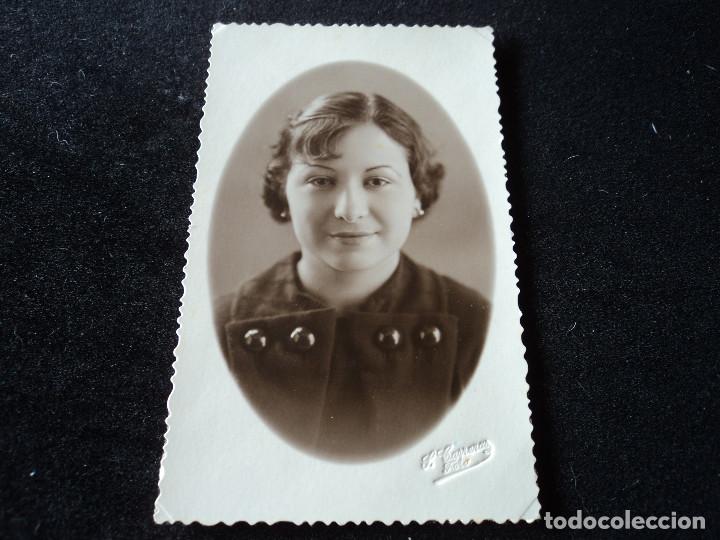 Fotograf&iacute;a antigua: antigua fotografia troquelada, joven de granollers, foto carreras, despegada de album