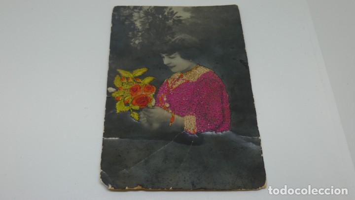 Fotografia antica: ANTIGUA TARJETA POSTAL CON BORDADO A HILO . MUY BONITA . ESCRITA POR DETRAS.