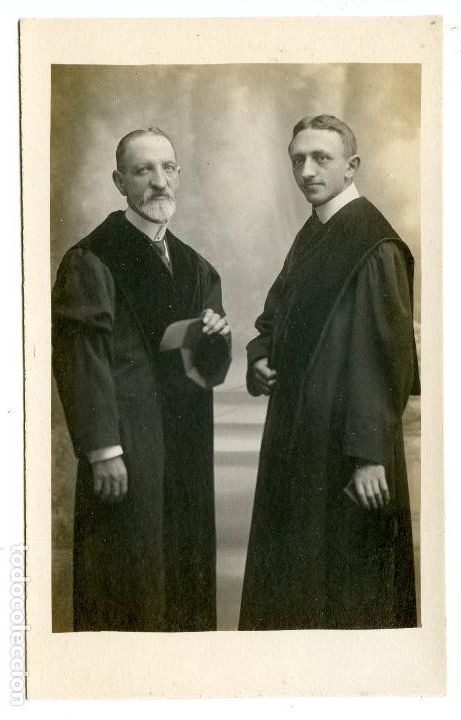 Alte Fotografie: Retrato de dos togados con birretes en la mano, circa 1915 postal fogr&aacute;fica, letrados o catedr&aacute;ticos