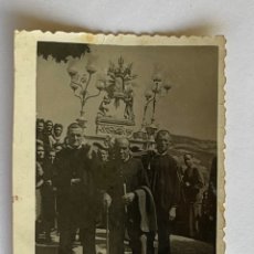 Fotografía antigua: FOTOGRAFÍA MANISES GRUPO DE PEREGRINOS A NTRA. SRA. DE LA SALUD DE LA CUEVA SANTA (H.1945?)