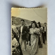Fotografía antigua: FOTOGRAFÍA MANISES GRUPO DE PEREGRINOS Y FALLERAS A LA CUEVA SANTA (H.1945?)