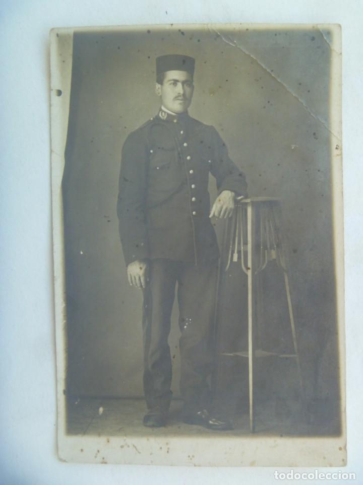 Fotografia antiga: FOTO DE ESTUDIO DE MILITAR DE INTENDENCIA PLAZA MONTADA, CON FORRAJERA. PRINCPIOS DE SIGLO