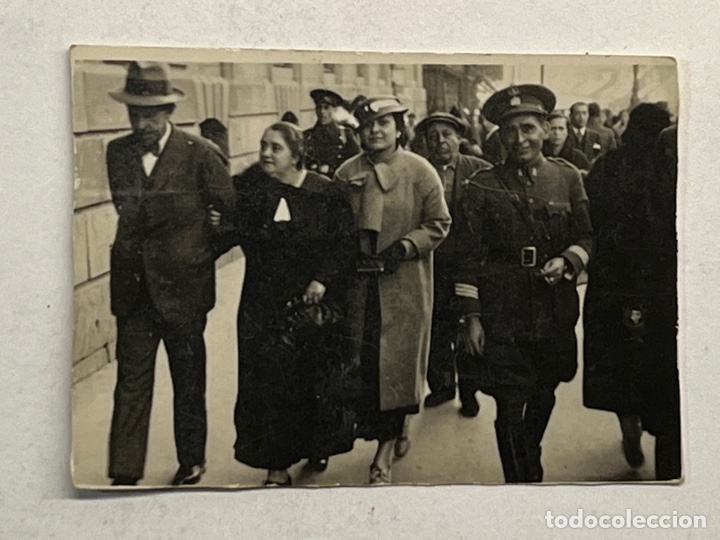 Fotografia antiga: MINUTEROS, fot&oacute;grafos de calle.. Militar y familia, sorprendidos en plena calle (h.1945?)