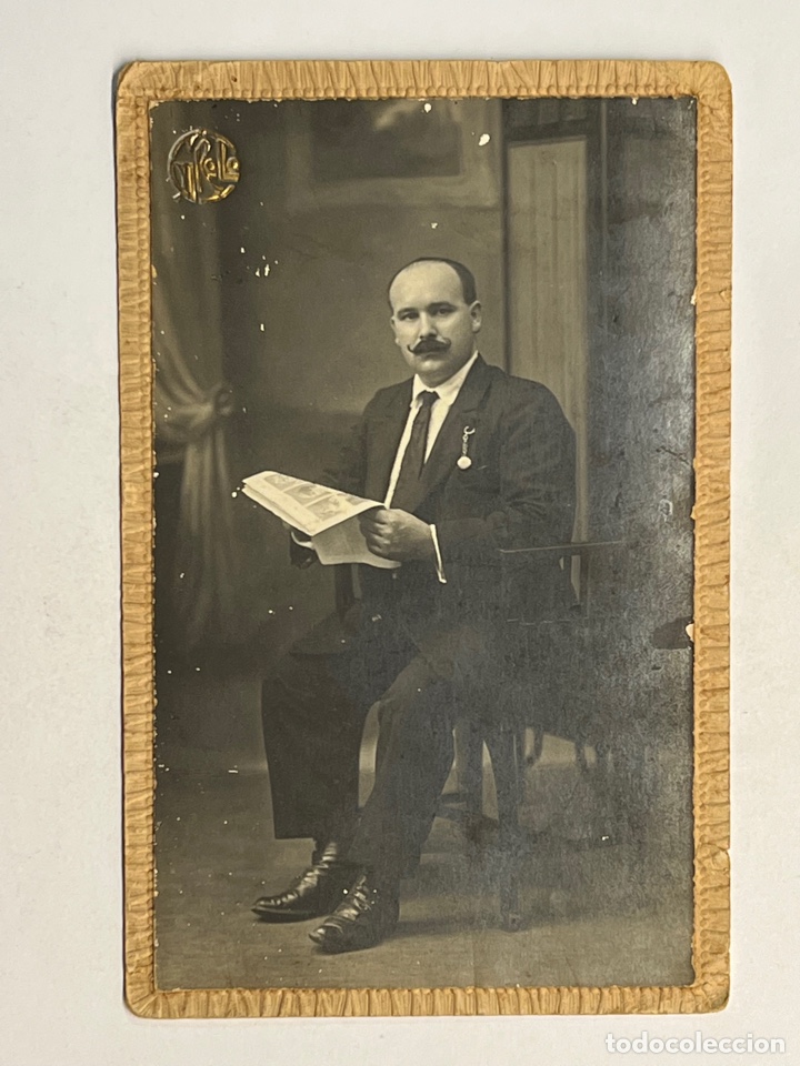 J. GROLLO, FOTÓGRAFO VALENCIA. FOTOGRAFÍA DE ESTUDIO.. LEYENDO EL PERIÓDICO … (H.1920?) (Fotografía Antigua - Tarjeta Postal)