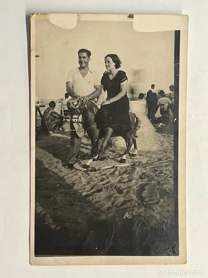 Fotografia antica: MINUTEROS. fotografos de calle. En la Playa junto al Caballo de Cart&oacute;n&hellip; (h.1945?)