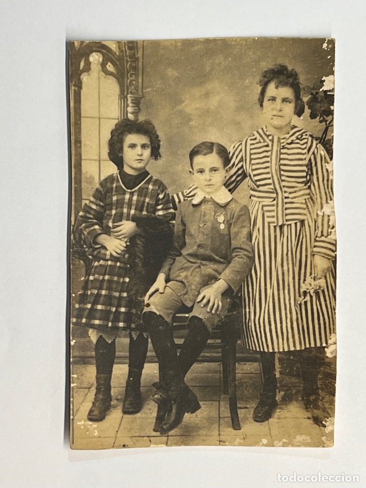 Alte Fotografie: NI&Ntilde;OS. Fotograf&iacute;a antigua.. escena familiar para el recuerdo.. Navidad de 1917, deslucida..