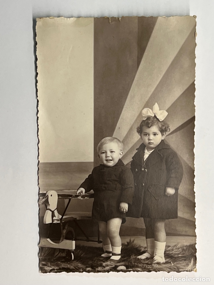 Fotografia antica: NI&Ntilde;OS Y JUGUETES. Fotograf&iacute;a antigua&hellip; triciclo.., corre pasillos.. (h.1930?)