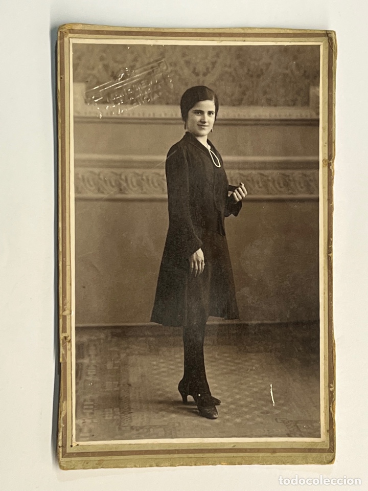 Fotografia antiga: VICENTE CRESPO Valencia, fot&oacute;grafo&hellip;. Retrato de Mujer joven con Collar Blanco.. (h.1920?)