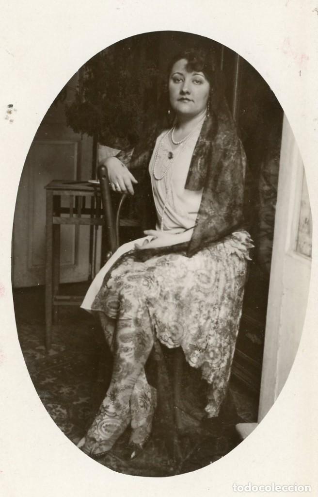 Alte Fotografie: POSTAL FOTOGRAFICA. MUJER CON MANTILLA Y MEDIAS A JUEGO FALDA. 1929