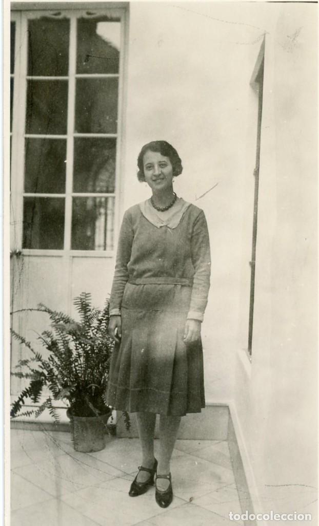 Alte Fotografie: POSTAL FOTOGRAFICA. MUJER EN PATIO. ANDALUCIA. CA 1920
