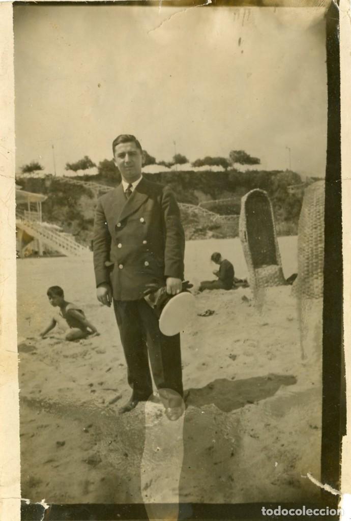 Fotografia antica: POSTAL FOTOGRAFICA. HOMBRE EN LA PLAYA CON SILLAS MIMBRE. 1928