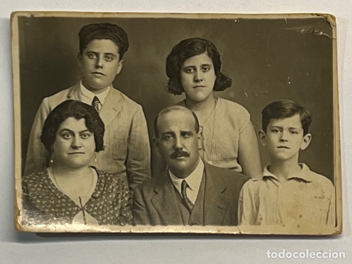 Fotograf&iacute;a antigua: RETRATO FAMILIAR. Libro de familia (h.1930?) Med&iacute;das: 5,5 x 8,5 cm., aproximadamente&hellip;