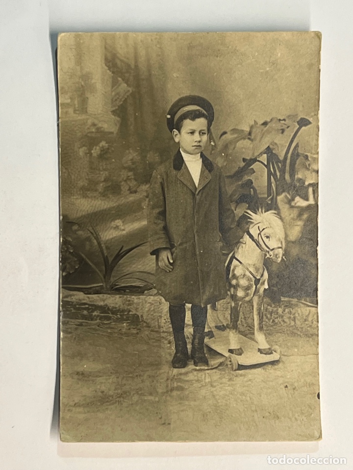 Fotografia antica: NI&Ntilde;O Y JUGUETES. Fotograf&iacute;a Ni&ntilde;o con Caballo de Cart&oacute;n. Retrato de Estudio (h.1910?)