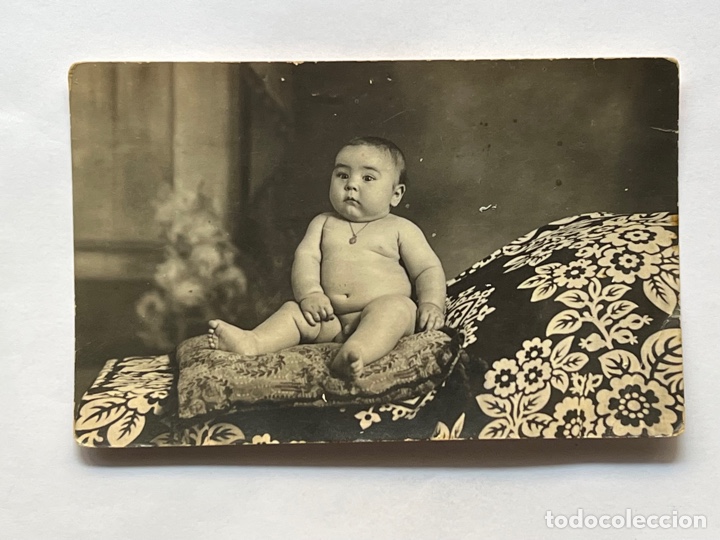 Fotografia antica: NI&Ntilde;OS, Fot&oacute;grafia Luisito y su colita al desnudo&hellip; (h.1920?) Retrato de estudio.