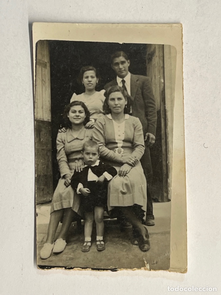Fotografia antica: MINUTEROS, fot&oacute;grafos de calle&hellip; a la puerta de casa.. familia al completo.. Espa&ntilde;a (h.1945?)
