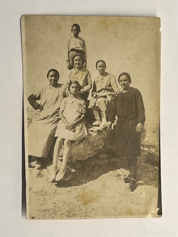 Fotografia antica: FOTOGRAF&Iacute;A. Grupo familiar de mujeres.. d&iacute;a en el campo.. lugar a identificar (h.1930?) deslucida..